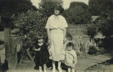 Myrtle Glos and daughters in 1922
